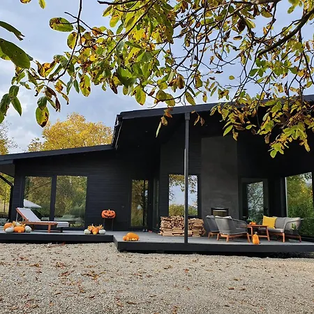 Villa Black Walnut House With Indoor Outdoor Fireplace