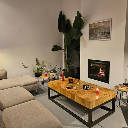 Villa Black Walnut House With Indoor Outdoor Fireplace